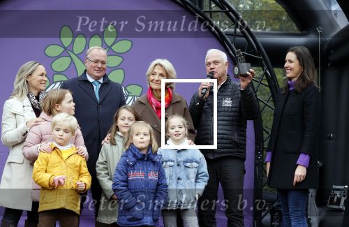 Alphen aan de Rijn 10 november 2021
Prinses Irene opent de Nationale Boomfeestdag. Samen met haar zoon prins Carlos, haar dochter prinses Margarita, schoondochter Viktoria en kleinkinderen plantte ze een Levensboom (een populier) in haar eigen Prinses IreneBos. Sterre Koning trad op .
