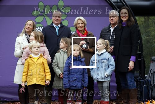 Alphen aan de Rijn 10 november 2021
Prinses Irene opent de Nationale Boomfeestdag. Samen met haar zoon prins Carlos, haar dochter prinses Margarita, schoondochter Viktoria en kleinkinderen plantte ze een Levensboom (een populier) in haar eigen Prinses IreneBos. Sterre Koning trad op .