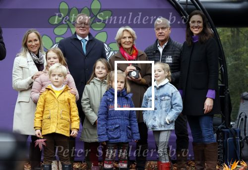 Alphen aan de Rijn 10 november 2021
Prinses Irene opent de Nationale Boomfeestdag. Samen met haar zoon prins Carlos, haar dochter prinses Margarita, schoondochter Viktoria en kleinkinderen plantte ze een Levensboom (een populier) in haar eigen Prinses IreneBos. Sterre Koning trad op .