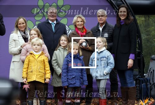 Alphen aan de Rijn 10 november 2021
Prinses Irene opent de Nationale Boomfeestdag. Samen met haar zoon prins Carlos, haar dochter prinses Margarita, schoondochter Viktoria en kleinkinderen plantte ze een Levensboom (een populier) in haar eigen Prinses IreneBos. Sterre Koning trad op .