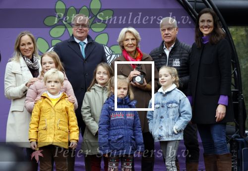 Alphen aan de Rijn 10 november 2021
Prinses Irene opent de Nationale Boomfeestdag. Samen met haar zoon prins Carlos, haar dochter prinses Margarita, schoondochter Viktoria en kleinkinderen plantte ze een Levensboom (een populier) in haar eigen Prinses IreneBos. Sterre Koning trad op .