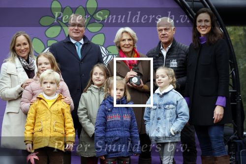 Alphen aan de Rijn 10 november 2021
Prinses Irene opent de Nationale Boomfeestdag. Samen met haar zoon prins Carlos, haar dochter prinses Margarita, schoondochter Viktoria en kleinkinderen plantte ze een Levensboom (een populier) in haar eigen Prinses IreneBos. Sterre Koning trad op .