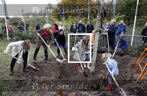 Alphen aan de Rijn 10 november 2021
Prinses Irene opent de Nationale Boomfeestdag. Samen met haar zoon prins Carlos, haar dochter prinses Margarita, schoondochter Viktoria en kleinkinderen plantte ze een Levensboom (een populier) in haar eigen Prinses IreneBos. Sterre Koning trad op .