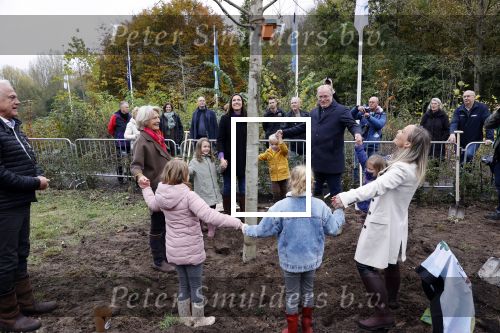 Alphen aan de Rijn 10 november 2021
Prinses Irene opent de Nationale Boomfeestdag. Samen met haar zoon prins Carlos, haar dochter prinses Margarita, schoondochter Viktoria en kleinkinderen plantte ze een Levensboom (een populier) in haar eigen Prinses IreneBos. Sterre Koning trad op .