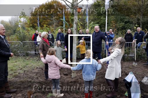 Alphen aan de Rijn 10 november 2021
Prinses Irene opent de Nationale Boomfeestdag. Samen met haar zoon prins Carlos, haar dochter prinses Margarita, schoondochter Viktoria en kleinkinderen plantte ze een Levensboom (een populier) in haar eigen Prinses IreneBos. Sterre Koning trad op .