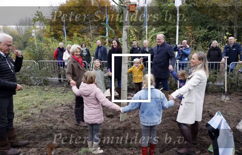Alphen aan de Rijn 10 november 2021
Prinses Irene opent de Nationale Boomfeestdag. Samen met haar zoon prins Carlos, haar dochter prinses Margarita, schoondochter Viktoria en kleinkinderen plantte ze een Levensboom (een populier) in haar eigen Prinses IreneBos. Sterre Koning trad op .