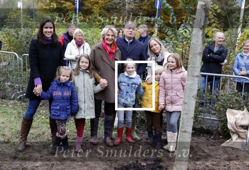 Alphen aan de Rijn 10 november 2021
Prinses Irene opent de Nationale Boomfeestdag. Samen met haar zoon prins Carlos, haar dochter prinses Margarita, schoondochter Viktoria en kleinkinderen plantte ze een Levensboom (een populier) in haar eigen Prinses IreneBos. Sterre Koning trad op .