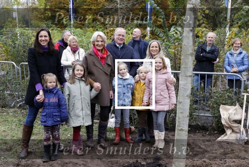 Alphen aan de Rijn 10 november 2021
Prinses Irene opent de Nationale Boomfeestdag. Samen met haar zoon prins Carlos, haar dochter prinses Margarita, schoondochter Viktoria en kleinkinderen plantte ze een Levensboom (een populier) in haar eigen Prinses IreneBos. Sterre Koning trad op .