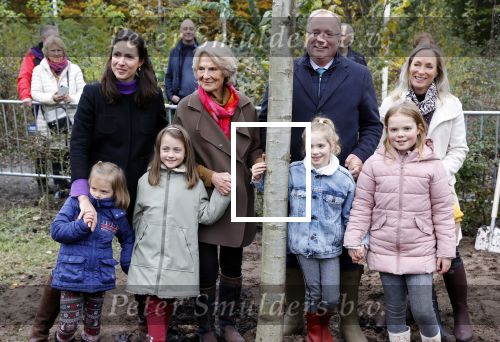Alphen aan de Rijn 10 november 2021
Prinses Irene opent de Nationale Boomfeestdag. Samen met haar zoon prins Carlos, haar dochter prinses Margarita, schoondochter Viktoria en kleinkinderen plantte ze een Levensboom (een populier) in haar eigen Prinses IreneBos. Sterre Koning trad op .