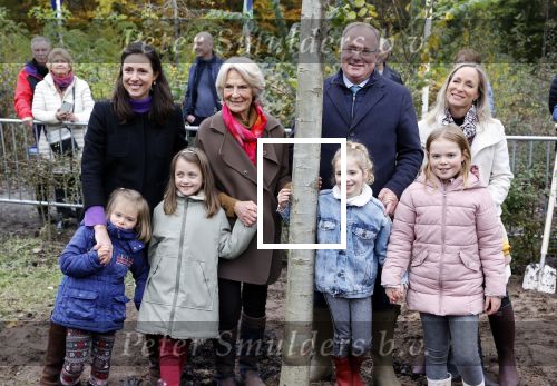 Alphen aan de Rijn 10 november 2021
Prinses Irene opent de Nationale Boomfeestdag. Samen met haar zoon prins Carlos, haar dochter prinses Margarita, schoondochter Viktoria en kleinkinderen plantte ze een Levensboom (een populier) in haar eigen Prinses IreneBos. Sterre Koning trad op .