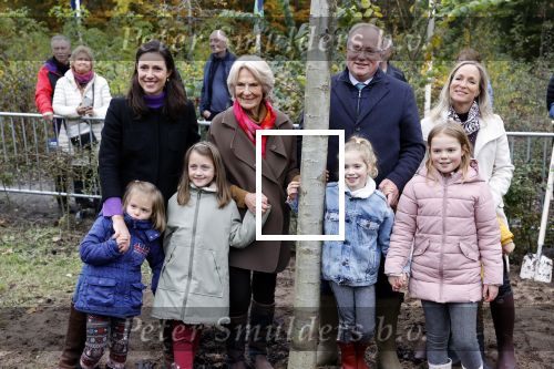 Alphen aan de Rijn 10 november 2021
Prinses Irene opent de Nationale Boomfeestdag. Samen met haar zoon prins Carlos, haar dochter prinses Margarita, schoondochter Viktoria en kleinkinderen plantte ze een Levensboom (een populier) in haar eigen Prinses IreneBos. Sterre Koning trad op .