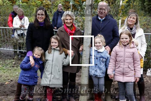 Alphen aan de Rijn 10 november 2021
Prinses Irene opent de Nationale Boomfeestdag. Samen met haar zoon prins Carlos, haar dochter prinses Margarita, schoondochter Viktoria en kleinkinderen plantte ze een Levensboom (een populier) in haar eigen Prinses IreneBos. Sterre Koning trad op .