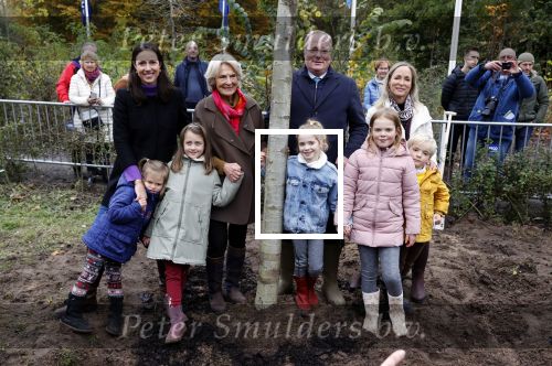 Alphen aan de Rijn 10 november 2021
Prinses Irene opent de Nationale Boomfeestdag. Samen met haar zoon prins Carlos, haar dochter prinses Margarita, schoondochter Viktoria en kleinkinderen plantte ze een Levensboom (een populier) in haar eigen Prinses IreneBos. Sterre Koning trad op .
