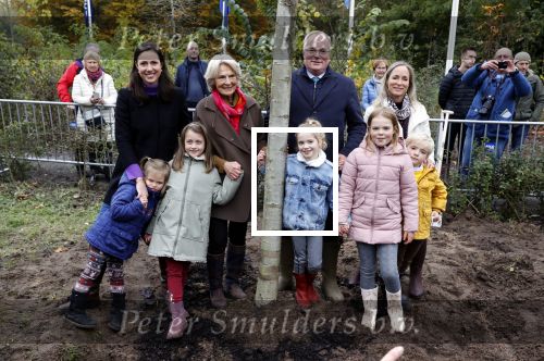 Alphen aan de Rijn 10 november 2021
Prinses Irene opent de Nationale Boomfeestdag. Samen met haar zoon prins Carlos, haar dochter prinses Margarita, schoondochter Viktoria en kleinkinderen plantte ze een Levensboom (een populier) in haar eigen Prinses IreneBos. Sterre Koning trad op .