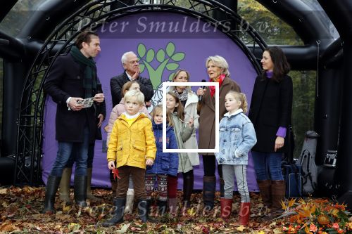 Alphen aan de Rijn 10 november 2021
Prinses Irene opent de Nationale Boomfeestdag. Samen met haar zoon prins Carlos, haar dochter prinses Margarita, schoondochter Viktoria en kleinkinderen plantte ze een Levensboom (een populier) in haar eigen Prinses IreneBos. Sterre Koning trad op .