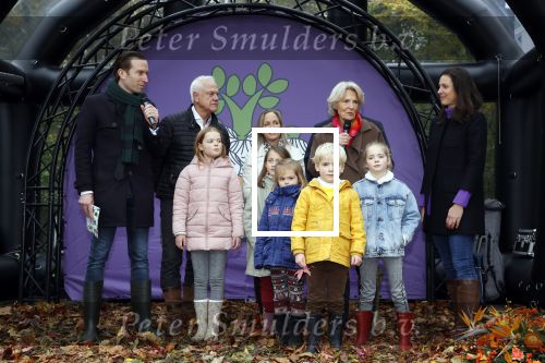 Alphen aan de Rijn 10 november 2021
Prinses Irene opent de Nationale Boomfeestdag. Samen met haar zoon prins Carlos, haar dochter prinses Margarita, schoondochter Viktoria en kleinkinderen plantte ze een Levensboom (een populier) in haar eigen Prinses IreneBos. Sterre Koning trad op .
