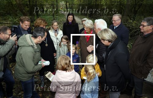 Alphen aan de Rijn 10 november 2021
Prinses Irene opent de Nationale Boomfeestdag. Samen met haar zoon prins Carlos, haar dochter prinses Margarita, schoondochter Viktoria en kleinkinderen plantte ze een Levensboom (een populier) in haar eigen Prinses IreneBos. Sterre Koning trad op .