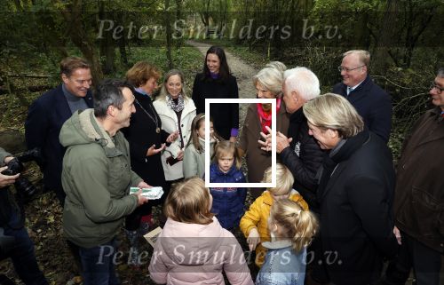 Alphen aan de Rijn 10 november 2021
Prinses Irene opent de Nationale Boomfeestdag. Samen met haar zoon prins Carlos, haar dochter prinses Margarita, schoondochter Viktoria en kleinkinderen plantte ze een Levensboom (een populier) in haar eigen Prinses IreneBos. Sterre Koning trad op .