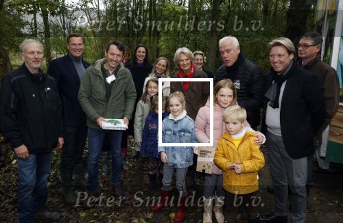 Alphen aan de Rijn 10 november 2021
Prinses Irene opent de Nationale Boomfeestdag. Samen met haar zoon prins Carlos, haar dochter prinses Margarita, schoondochter Viktoria en kleinkinderen plantte ze een Levensboom (een populier) in haar eigen Prinses IreneBos. Sterre Koning trad op .