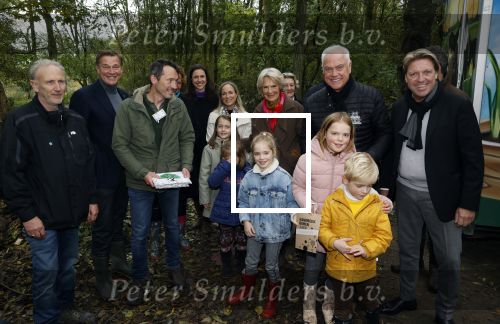Alphen aan de Rijn 10 november 2021
Prinses Irene opent de Nationale Boomfeestdag. Samen met haar zoon prins Carlos, haar dochter prinses Margarita, schoondochter Viktoria en kleinkinderen plantte ze een Levensboom (een populier) in haar eigen Prinses IreneBos. Sterre Koning trad op .