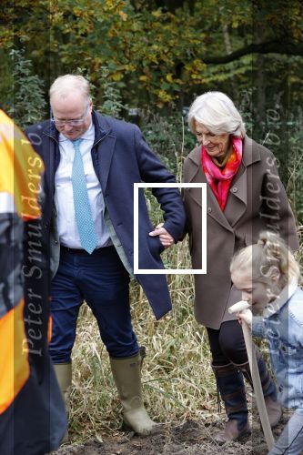 Alphen aan de Rijn 10 november 2021
Prinses Irene opent de Nationale Boomfeestdag. Samen met haar zoon prins Carlos, haar dochter prinses Margarita, schoondochter Viktoria en kleinkinderen plantte ze een Levensboom (een populier) in haar eigen Prinses IreneBos. Sterre Koning trad op .