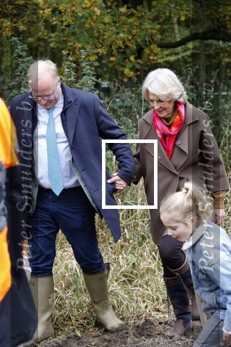 Alphen aan de Rijn 10 november 2021
Prinses Irene opent de Nationale Boomfeestdag. Samen met haar zoon prins Carlos, haar dochter prinses Margarita, schoondochter Viktoria en kleinkinderen plantte ze een Levensboom (een populier) in haar eigen Prinses IreneBos. Sterre Koning trad op .