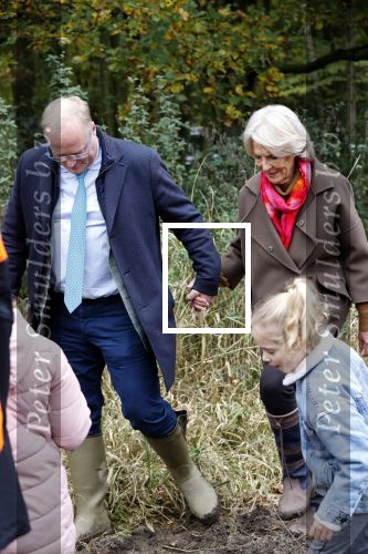 Alphen aan de Rijn 10 november 2021
Prinses Irene opent de Nationale Boomfeestdag. Samen met haar zoon prins Carlos, haar dochter prinses Margarita, schoondochter Viktoria en kleinkinderen plantte ze een Levensboom (een populier) in haar eigen Prinses IreneBos. Sterre Koning trad op .