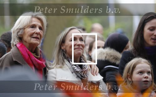Alphen aan de Rijn 10 november 2021
Prinses Irene opent de Nationale Boomfeestdag. Samen met haar zoon prins Carlos, haar dochter prinses Margarita, schoondochter Viktoria en kleinkinderen plantte ze een Levensboom (een populier) in haar eigen Prinses IreneBos. Sterre Koning trad op .