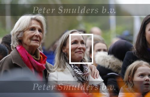 Alphen aan de Rijn 10 november 2021
Prinses Irene opent de Nationale Boomfeestdag. Samen met haar zoon prins Carlos, haar dochter prinses Margarita, schoondochter Viktoria en kleinkinderen plantte ze een Levensboom (een populier) in haar eigen Prinses IreneBos. Sterre Koning trad op .
