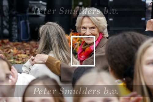Alphen aan de Rijn 10 november 2021
Prinses Irene opent de Nationale Boomfeestdag. Samen met haar zoon prins Carlos, haar dochter prinses Margarita, schoondochter Viktoria en kleinkinderen plantte ze een Levensboom (een populier) in haar eigen Prinses IreneBos. Sterre Koning trad op .