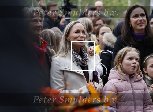 Alphen aan de Rijn 10 november 2021
Prinses Irene opent de Nationale Boomfeestdag. Samen met haar zoon prins Carlos, haar dochter prinses Margarita, schoondochter Viktoria en kleinkinderen plantte ze een Levensboom (een populier) in haar eigen Prinses IreneBos. Sterre Koning trad op .