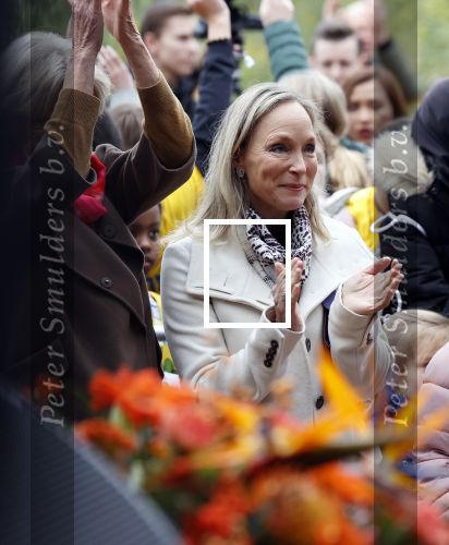 Alphen aan de Rijn 10 november 2021
Prinses Irene opent de Nationale Boomfeestdag. Samen met haar zoon prins Carlos, haar dochter prinses Margarita, schoondochter Viktoria en kleinkinderen plantte ze een Levensboom (een populier) in haar eigen Prinses IreneBos. Sterre Koning trad op .