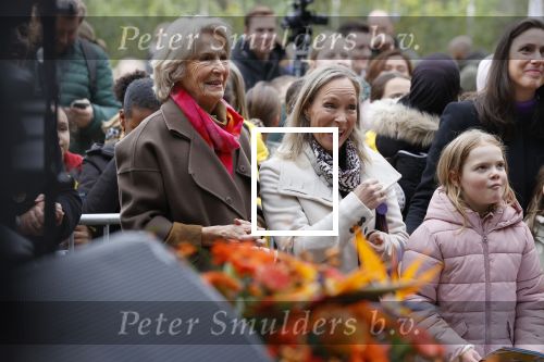 Alphen aan de Rijn 10 november 2021
Prinses Irene opent de Nationale Boomfeestdag. Samen met haar zoon prins Carlos, haar dochter prinses Margarita, schoondochter Viktoria en kleinkinderen plantte ze een Levensboom (een populier) in haar eigen Prinses IreneBos. Sterre Koning trad op .