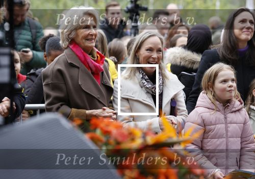 Alphen aan de Rijn 10 november 2021
Prinses Irene opent de Nationale Boomfeestdag. Samen met haar zoon prins Carlos, haar dochter prinses Margarita, schoondochter Viktoria en kleinkinderen plantte ze een Levensboom (een populier) in haar eigen Prinses IreneBos. Sterre Koning trad op .