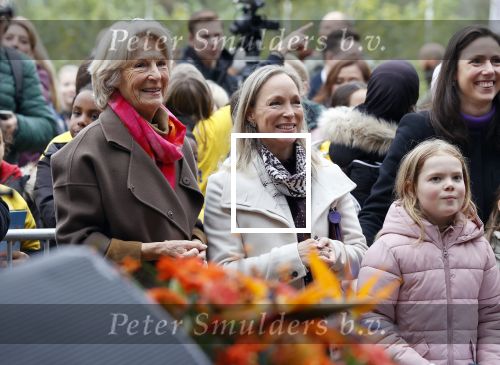 Alphen aan de Rijn 10 november 2021
Prinses Irene opent de Nationale Boomfeestdag. Samen met haar zoon prins Carlos, haar dochter prinses Margarita, schoondochter Viktoria en kleinkinderen plantte ze een Levensboom (een populier) in haar eigen Prinses IreneBos. Sterre Koning trad op .