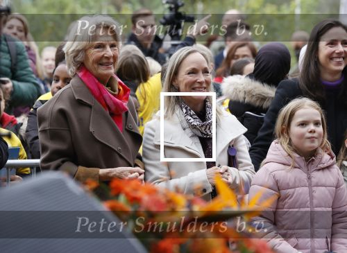 Alphen aan de Rijn 10 november 2021
Prinses Irene opent de Nationale Boomfeestdag. Samen met haar zoon prins Carlos, haar dochter prinses Margarita, schoondochter Viktoria en kleinkinderen plantte ze een Levensboom (een populier) in haar eigen Prinses IreneBos. Sterre Koning trad op .