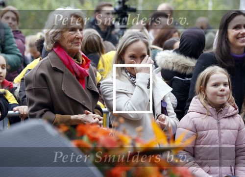 Alphen aan de Rijn 10 november 2021
Prinses Irene opent de Nationale Boomfeestdag. Samen met haar zoon prins Carlos, haar dochter prinses Margarita, schoondochter Viktoria en kleinkinderen plantte ze een Levensboom (een populier) in haar eigen Prinses IreneBos. Sterre Koning trad op .