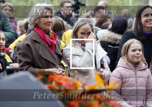 Alphen aan de Rijn 10 november 2021
Prinses Irene opent de Nationale Boomfeestdag. Samen met haar zoon prins Carlos, haar dochter prinses Margarita, schoondochter Viktoria en kleinkinderen plantte ze een Levensboom (een populier) in haar eigen Prinses IreneBos. Sterre Koning trad op .