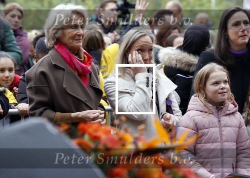 Alphen aan de Rijn 10 november 2021
Prinses Irene opent de Nationale Boomfeestdag. Samen met haar zoon prins Carlos, haar dochter prinses Margarita, schoondochter Viktoria en kleinkinderen plantte ze een Levensboom (een populier) in haar eigen Prinses IreneBos. Sterre Koning trad op .