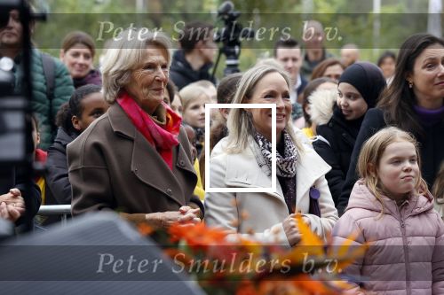 Alphen aan de Rijn 10 november 2021
Prinses Irene opent de Nationale Boomfeestdag. Samen met haar zoon prins Carlos, haar dochter prinses Margarita, schoondochter Viktoria en kleinkinderen plantte ze een Levensboom (een populier) in haar eigen Prinses IreneBos. Sterre Koning trad op .