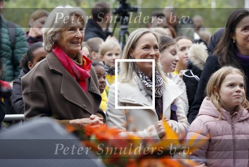 Alphen aan de Rijn 10 november 2021
Prinses Irene opent de Nationale Boomfeestdag. Samen met haar zoon prins Carlos, haar dochter prinses Margarita, schoondochter Viktoria en kleinkinderen plantte ze een Levensboom (een populier) in haar eigen Prinses IreneBos. Sterre Koning trad op .