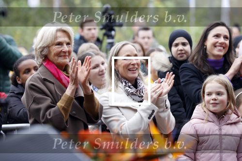 Alphen aan de Rijn 10 november 2021
Prinses Irene opent de Nationale Boomfeestdag. Samen met haar zoon prins Carlos, haar dochter prinses Margarita, schoondochter Viktoria en kleinkinderen plantte ze een Levensboom (een populier) in haar eigen Prinses IreneBos. Sterre Koning trad op .
