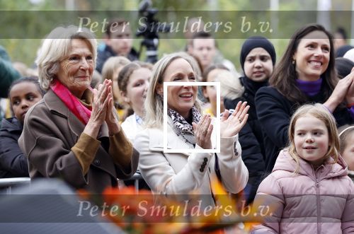 Alphen aan de Rijn 10 november 2021
Prinses Irene opent de Nationale Boomfeestdag. Samen met haar zoon prins Carlos, haar dochter prinses Margarita, schoondochter Viktoria en kleinkinderen plantte ze een Levensboom (een populier) in haar eigen Prinses IreneBos. Sterre Koning trad op .