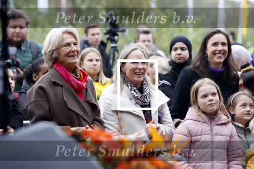 Alphen aan de Rijn 10 november 2021
Prinses Irene opent de Nationale Boomfeestdag. Samen met haar zoon prins Carlos, haar dochter prinses Margarita, schoondochter Viktoria en kleinkinderen plantte ze een Levensboom (een populier) in haar eigen Prinses IreneBos. Sterre Koning trad op .