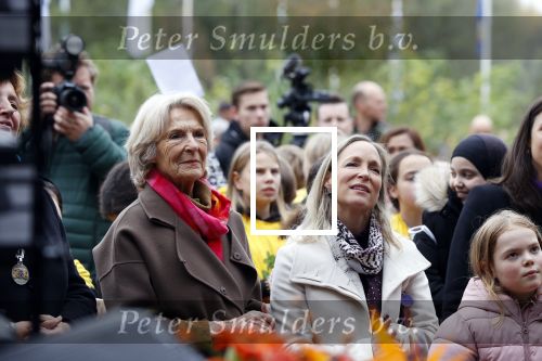Alphen aan de Rijn 10 november 2021
Prinses Irene opent de Nationale Boomfeestdag. Samen met haar zoon prins Carlos, haar dochter prinses Margarita, schoondochter Viktoria en kleinkinderen plantte ze een Levensboom (een populier) in haar eigen Prinses IreneBos. Sterre Koning trad op .