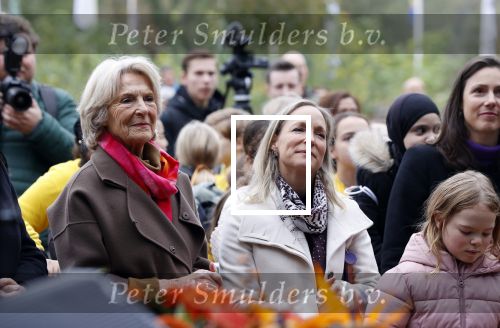 Alphen aan de Rijn 10 november 2021
Prinses Irene opent de Nationale Boomfeestdag. Samen met haar zoon prins Carlos, haar dochter prinses Margarita, schoondochter Viktoria en kleinkinderen plantte ze een Levensboom (een populier) in haar eigen Prinses IreneBos. Sterre Koning trad op .