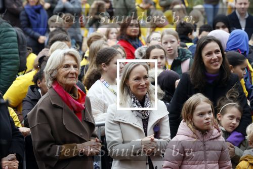 Alphen aan de Rijn 10 november 2021
Prinses Irene opent de Nationale Boomfeestdag. Samen met haar zoon prins Carlos, haar dochter prinses Margarita, schoondochter Viktoria en kleinkinderen plantte ze een Levensboom (een populier) in haar eigen Prinses IreneBos. Sterre Koning trad op .