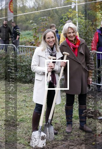 Alphen aan de Rijn 10 november 2021
Prinses Irene opent de Nationale Boomfeestdag. Samen met haar zoon prins Carlos, haar dochter prinses Margarita, schoondochter Viktoria en kleinkinderen plantte ze een Levensboom (een populier) in haar eigen Prinses IreneBos. Sterre Koning trad op .
