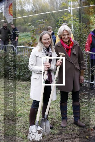 Alphen aan de Rijn 10 november 2021
Prinses Irene opent de Nationale Boomfeestdag. Samen met haar zoon prins Carlos, haar dochter prinses Margarita, schoondochter Viktoria en kleinkinderen plantte ze een Levensboom (een populier) in haar eigen Prinses IreneBos. Sterre Koning trad op .