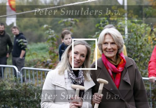 Alphen aan de Rijn 10 november 2021
Prinses Irene opent de Nationale Boomfeestdag. Samen met haar zoon prins Carlos, haar dochter prinses Margarita, schoondochter Viktoria en kleinkinderen plantte ze een Levensboom (een populier) in haar eigen Prinses IreneBos. Sterre Koning trad op .